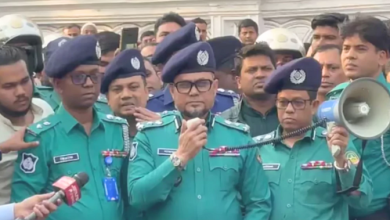 ছাত্রদের ওপর হামলার ঘটনায় ওসি প্রত্যাহার, ক্ষমা চাইলেন পুলিশ কমিশনার