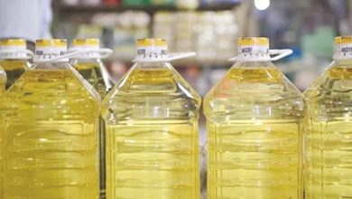 বাজারে ভোজ্য তেলের সংকট দেখিয়ে দোকানীরা ৫-১০ টাকা বেশি দরে বিক্রি