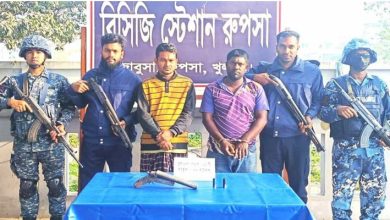 খুলনার রুপসায় দেশীয় দোনালা বন্দুক ও কার্তুজসহ আটক ২