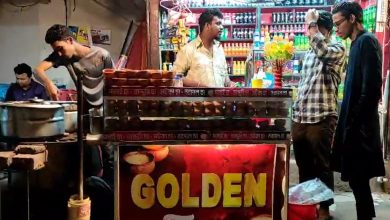 জাতীয় বিশ্ববিদ্যালয়ের শিক্ষার্থী সাম্মি শিমুর দোকানে বিক্রি হচ্ছে বাহারি রঙের চা এবং জুস