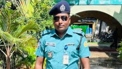 খুলনায় এস আই সুকান্তকে গণ ধোলাই, পুলিশে সোপর্দ 