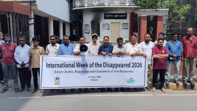 ‘গুমের শিকার ব্যক্তিদের স্মরণে আন্তর্জাতিক সপ্তাহ’ উপলক্ষে শনিবার (২৩ মে) খুলনা প্রেস ক্লাবের সামনে মানবাধিকার সংগঠন ‘অধিকার’ খুলনা ইউনিটের উদ্যোগে মানববন্ধন কর্মসূচি পালিত হয়।