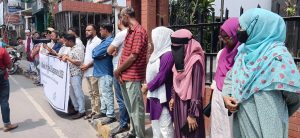 ‘গুমের শিকার ব্যক্তিদের স্মরণে আন্তর্জাতিক সপ্তাহ’ উপলক্ষে শনিবার (২৩ মে) খুলনা প্রেস ক্লাবের সামনে মানবাধিকার সংগঠন ‘অধিকার’ খুলনা ইউনিটের উদ্যোগে মানববন্ধন কর্মসূচি পালিত হয়। 